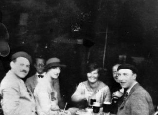 Pamplona: San Fermines y Camino de Santiago Hemingway en un café de Pamplona 1925