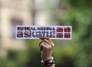 El comunicado de ETA anunciando el fin del «Impuesto Revolucionario» da la vuelta al mundo