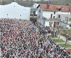 Una original y masiva protesta medioambiental vasca, en una web norteamericana