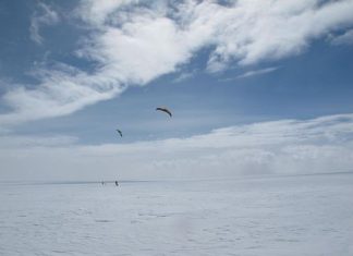 Tres vascos cruzando Groenlandia con trineos y cometas