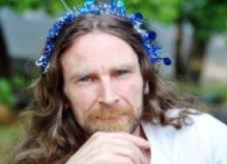 Un irlandés, que vive desde hace 13 años en Urretxu, cuenta sus experiencias en un diario de Irlanda del Norte