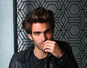El modelo vasco Jon Kortajarena, entrevistado en México