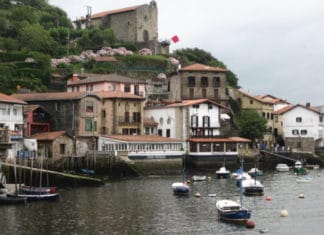 Paola de Angelis de tiendas por Donostia y de exploración gastronómica por Pasajes