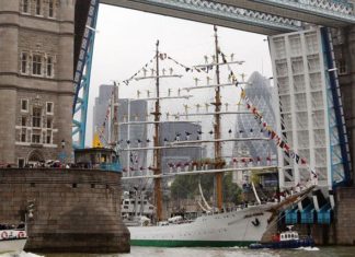 Londres abre sus puertas a un barco construido en Euskadi El Gloria, buque escuela de la Armada de Colombia y construido en Bilbao, bajo el Puente de Londres