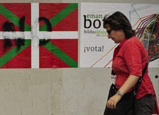 Una pintada sobre ETA aparecida en Zarautz, recogida por los medios portugueses. Por increible que parezca.