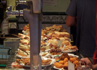 Hello Gran Bretaña. Un magnífico reportaje sobre los pintxos en Donostia, pero los llaman tapas vascas