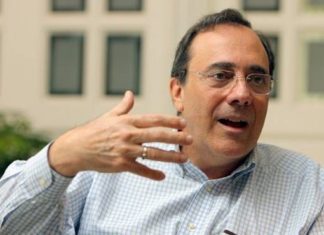 Confundir, o confundirse. Equivocar, o equivocarse. El Sr. Montaner no dice lo que es, sino lo que algunos quieren que sea