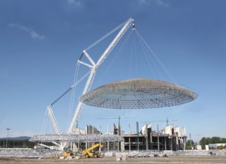 El traslado de la cúpula del Buesa Arena portada del calendario 2012 de Liebherr