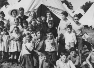 Conferencia sobre los niños vascos de la guerra en la Universidad de Nueva York Some of the children, teachers and helpers shortly after their arrival at North Stoneham, Eastleigh.