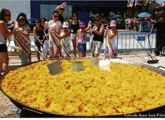 Una paella para 600 personas en Manila