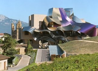 El hotel de la Bodega de Herederos de Marqués de Riscal, presentado como un ejemplo de turismo de lujo
