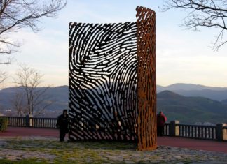 Una puerta-escultura del escultor vasco Juanjo Novella en la ciudad neozelandesa de Nelson