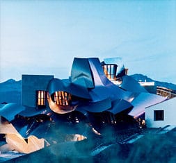 El mejor reportaje que hemos encontrado del Hotel de Marques de Riscal, y además ¡saben que Elciego es Euskadi!