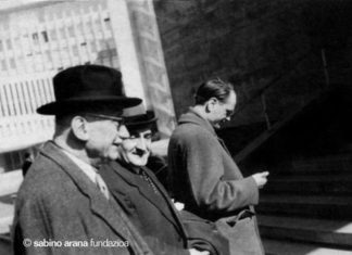 La política de fichajes del Athletic, el Patriotismo, Europa, y el concepto de Vasco Una foto para la Historia. En su reverso tiene escrito del puño y letra del Lehendakari Aguirre lo siguiente: "Entrado con el Presidente Robert Schuman en el metro de Berlín Este en la visita secreta a dicho sector verificada el 23 de marzo de 1956 con ocasión de la reunión democristiana tenida en Berlín Oeste los dias 21 a 25 de marzo"