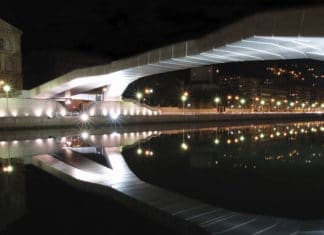 El puente Pedro Arrupe de Bilbao, uno de los más bellos del mundo