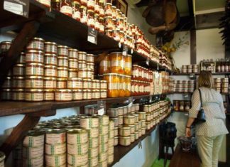 Laminak, pimientos, piperrada, y vino vasco; en un reportaje hindú