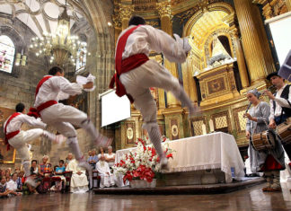Un Aurresku ante la Amatxo de Begoña, foto del día en Los Angeles Times