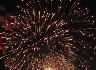 Una foto del día: la de los fuegos artificiales ganadores en Donostia