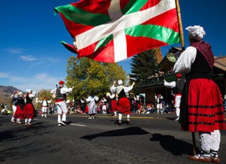 “The Trailing of the Sheep” in Sun Valley, Idaho: Ikurriñas blowing in the wind