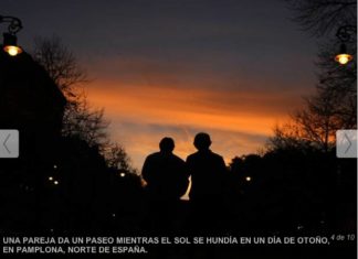 Una pareja paseando por Iruña