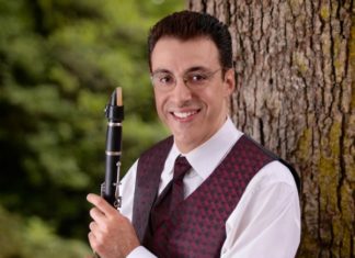 Un clarinetista vasco interpreta música vasca, en la Universidad de Western Carolina