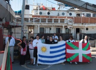 El Pakea-Bizkaia vuelve de la Antártida pasando por Montevideo (o, intentando surfear entre pingüinos)