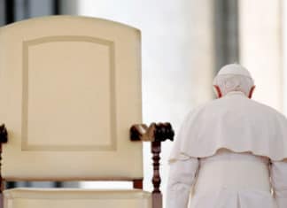 Un teólogo vasco pide que el Papa declare abolido el modelo monárquico del papado antes de irse