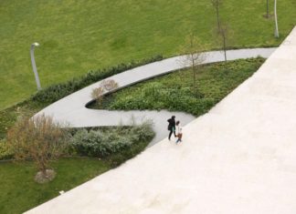 La nueva Plaza de Euskadi en la web de arquitectura Landezine