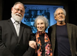 Un escritor colombiano dice en Bilbao que espera ser «medio vasco»