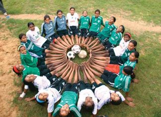 Hoy sí nos gusta hablar de fútbol. Un equipo de niñas de India quieren venir a jugar a Donostia. ¡Ayudémosles!