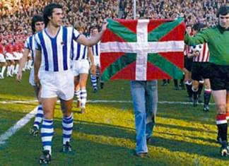«Un momento para la Historia». Real Sociedad y Athletic unidos en lo que realmente importa Inaxio Kortabarria (Real Sociedad) y José Angel Iribar (Athletic de Bilbao) portan la Ikurriña, aun ilegal, un 5 de diciembre de 1976