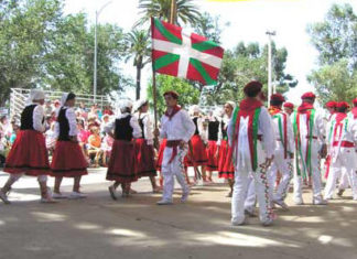 Es mayo. Se celebra la Fiesta Vasca anual en Los Banos (California)