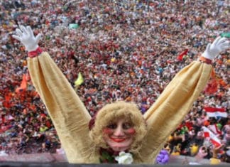 Una norteamericana, recién llegada, y la Aste Nagusia de Bilbao: no se besan en público, pero orinan en la calle