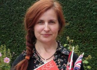 Una bilbaina explicando de las similitudes de clima, lauburus y makildantzak entre Yorkshire y Euskadi