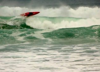 Kayak Surfing in Basque Country (vídeo)