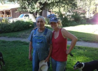 Una joven ranchera de California aprende a despiezar corderos al «estilo vasco»