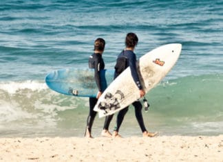 ¡Jóvenes alemanes!: Donostia es «un paraíso» para los surfers