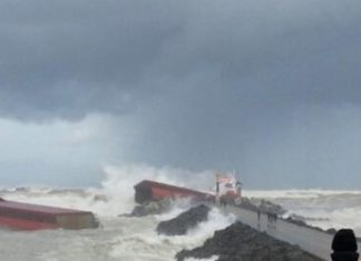 El carguero Luno, de Naviera Murueta, embarranca y se parte en dos