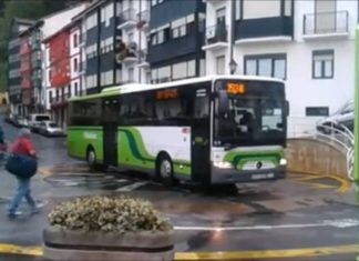 Desde Brasil, la plataforma del autobús en Elantxobe (vídeo)