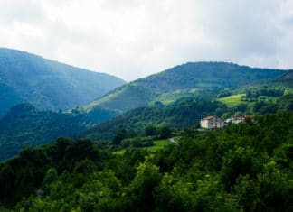 Una familia hace 4.000 km. en bici por Europa y pasan por el País Vasco