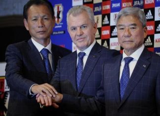 «El Vasco» Aguirre, nuevo entrenador de Japón. Soy «AguiRRe» y no «AguiLe» (vídeo) Javier Aguirre junto al presidente de la Federación de Fútbol Japonesa, Kuniya Daini (derecha) y el secretario general de ese organismo, Hiromi Hara (izquierda). (EFE)