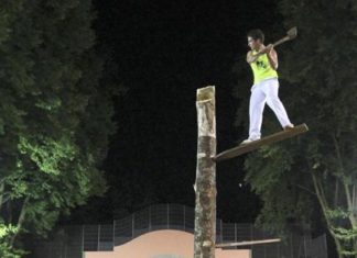 Foto de Euskal-kirolak en India Ruben Saralegi, a basque woodcutter, chops a tree, during an exhibition in Cambo Les Bains, southwestern France, Tuesday, July 15, 2014. Saralegi comes from Leitza, in the Spanish Basque Country. The Basque rural sports trials have their origins in routine rural tasks. (AP Photo/Bob Edme)
