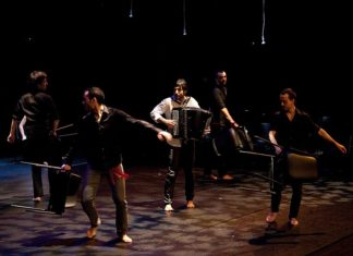 El «espíritu de Laboa» y la danza vasca en Argentina con el grupo Kukai Momento de la obra Komunikazioa-inkomunikazioa