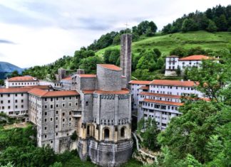 A photo of Our Lady of Arantzazu and the “miraculous” ability of Basque to synthesize