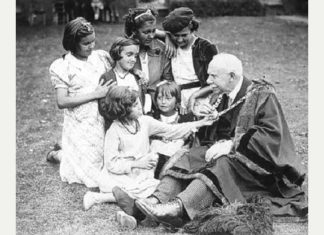 El recuerdo de los «Niños Vascos de la Guerra» en Bristol July 1937: Lord Mayor of Bristol A.F. Moon welcomes some of the 49 Basque girls who stayed in the city