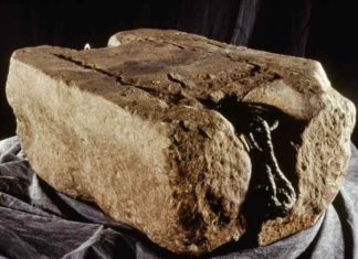 Hoy Escocia ha ganado su futuro ¿Cuándo nos tocará? La Piedra del Destino. Un símbolo de Escocia, donde los reyes escoceses fueron coronados desde el siglo IX hasta el siglo XIII cuando un rey inglés la robó. Em 1950 fue robada de Londres pro nacionalistas escoceses. Recuperada en 195q, volvió a Escocia en 1996 La Piedra del Destino, Un símbolo de Escocia, donde los reyes escoceses fueron coronados desde el siglo IX hasta el siglo XIII cuando un rey inglés la robó. En 1950 fue recuperada nacionalistas escoceses que se la llevaron de Londres a Escocia.Volvió a la capital inglesa en 1951. Fue oficialmente devuelta a Escocia en 1996