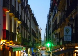 Una viajera sherpa-nepalí-británica habla de los pintxos de Donostia Parte Vieja de Donostia. El corazón, del corazón de la especialidad vasca de los pintxos