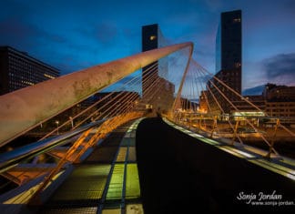 Una fotógrafa austriaca de vacaciones en Bilbao Imagen nocturna del Puente Zubi-zuri y de las Torres de Isozaki, por Sonjan Jordan