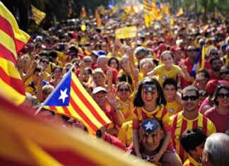¿La «Pérfida Albión» de nuevo contra España?. Después del Financial Times, The Guardian Demonstrators call for independence for Catalonia during this year's Catalan National Day in Spain. Photograph: Manu Fernandez/AP