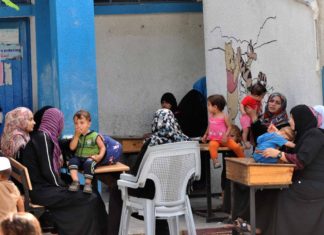 El Gobierno Vasco financia el programa de desarrollo de las mujeres palestinas Palestinian families take shelter at an UNRWA school in Gaza City, after evacuating their homes in the northern Gaza Strip. Gaza City, July 13, 2014 © Shareef Sarhan/UNRWA Archives